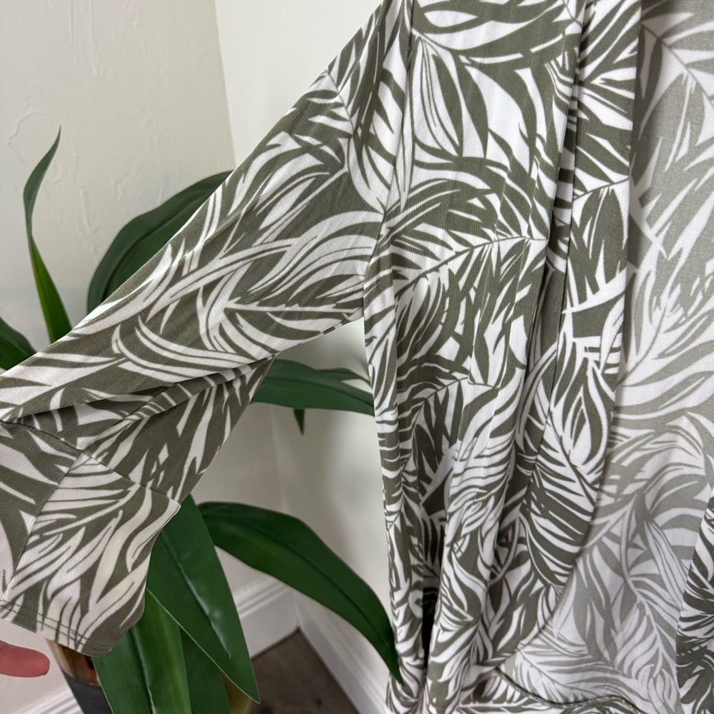 🌿 Chico’s Travelers Palm Print Open Front Cardigan – Size 1 (8/10) - Picture 3 of 5